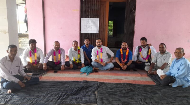 गैरसैण में उपवास पर बैठे आंदोलनकारी