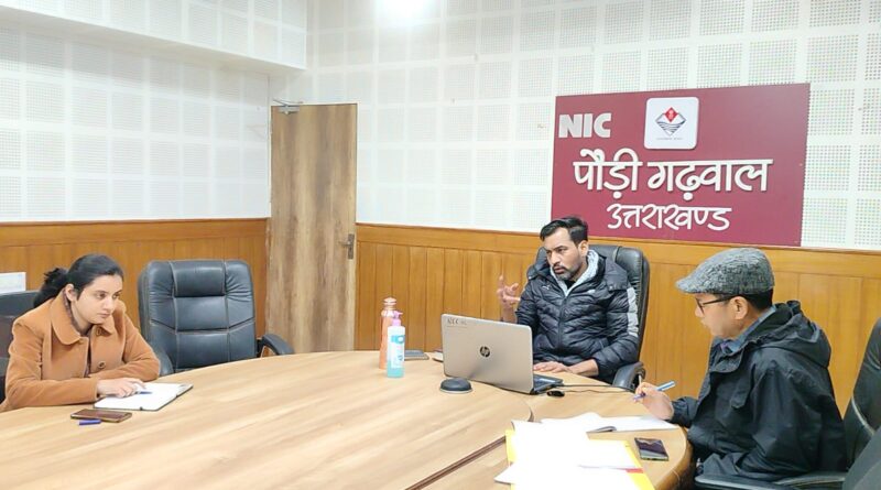 गत दिवस से हो रही अतिवृष्टि के मद्देनजर डीएम पौड़ी ने बैठक में विभागीय अधिकारियों को दिए आवश्यक निर्देश