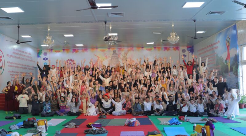 48 देशों के 65 प्रसिद्ध योगाचार्यों एवं 50 देशों के 1 हजार से अधिक योग जिज्ञासुओं के साथ शुरू हुआ अंतरराष्ट्रीय योग महोत्सव