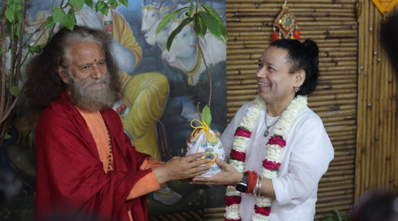 पद्मश्री कैलाश खेर अंतर्राष्ट्रीय योग महोत्सव में सम्मिलित हुए, स्वामी चिदानंद सरस्वती जी का आशीर्वाद लिया